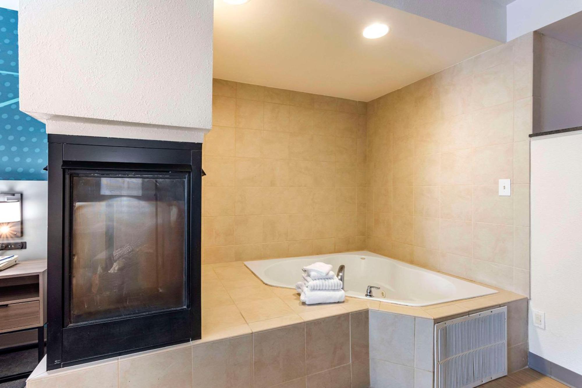 King Suite with Whirlpool - Non-Smoking,1541523781:JPEG