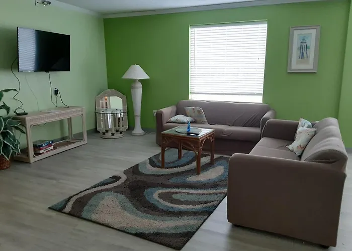 4 star hotel: Marylander Condominiums, 90 Steps From The Beach